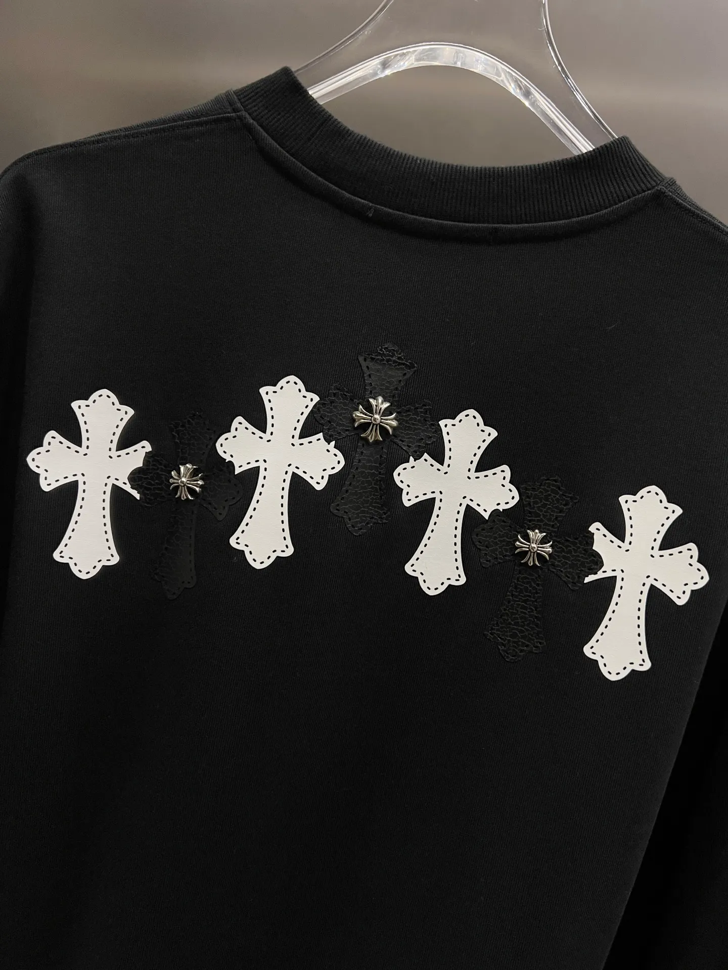 🅿️280 CH Crowe 2025 Autumn and Winter New Style Round Neck Long Sleeve Sweater Cross Patch Leather + Customized Hardware Metal Horseshoe Sanskrit Characters + Middle Eastern Australian Diamond Design Craftsmanship The real thing is great🔥Same style for men and women, loose version Size S M L XL XXL Five sizes Black White
